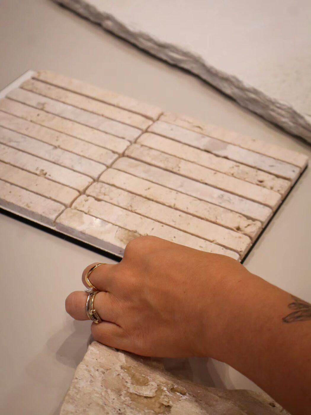 Seleção manual de placas de pedra natural